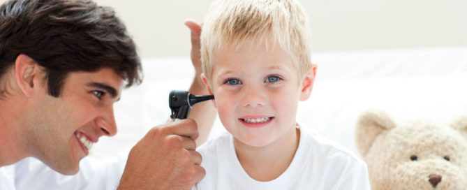 A hallás elvesztése mindenkit veszélyeztet, minden életkorban.