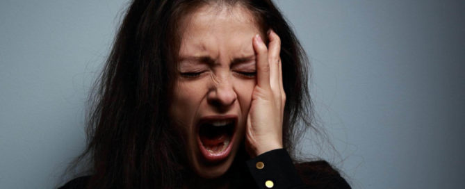 Teljesen egyéni, hogy hogyan kezeljük a hallásvesztésünket övező rossz kedv 'csinálókat'.