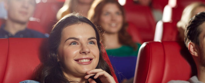 Ha hallássérültként a moziban vagy egy jó hallókészülék, és egy szuper feliratozás sokat dobhat a helyzeten.